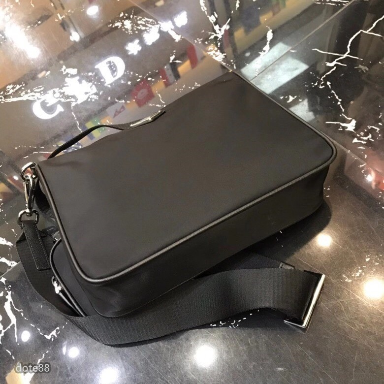 普拉達Prada三角標男士單肩包手拎包採用最新小包掛飾原版降落傘面料配原版牛皮高端大氣細節做工精緻郵差包-細節圖3