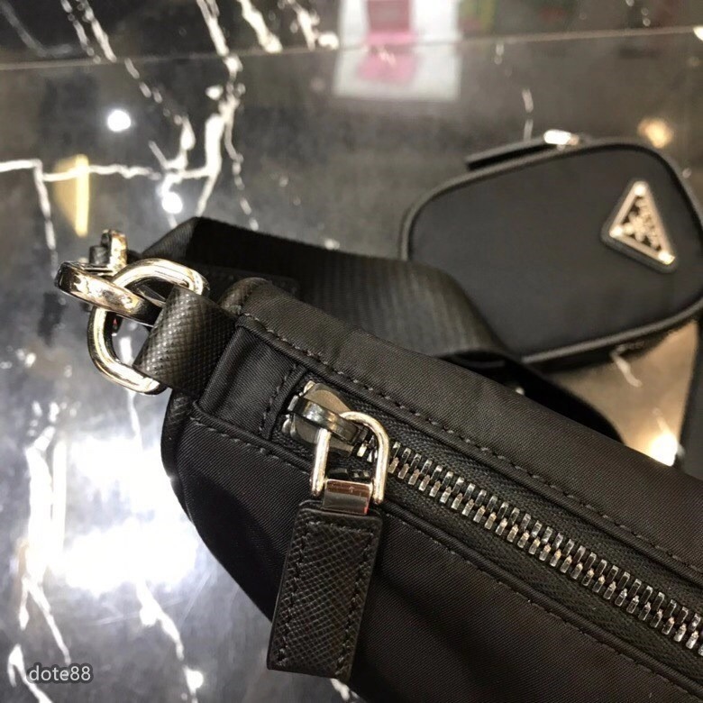 普拉達Prada三角標男士單肩包手拎包採用最新小包掛飾原版降落傘面料配原版牛皮高端大氣細節做工精緻郵差包-細節圖4