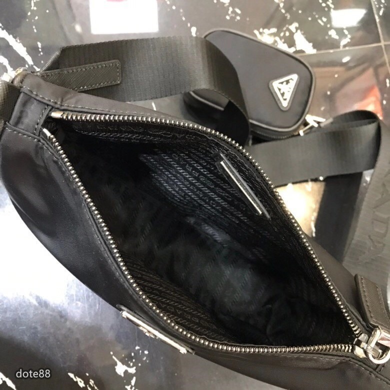 普拉達Prada三角標男士單肩包手拎包採用最新小包掛飾原版降落傘面料配原版牛皮高端大氣細節做工精緻郵差包-細節圖5