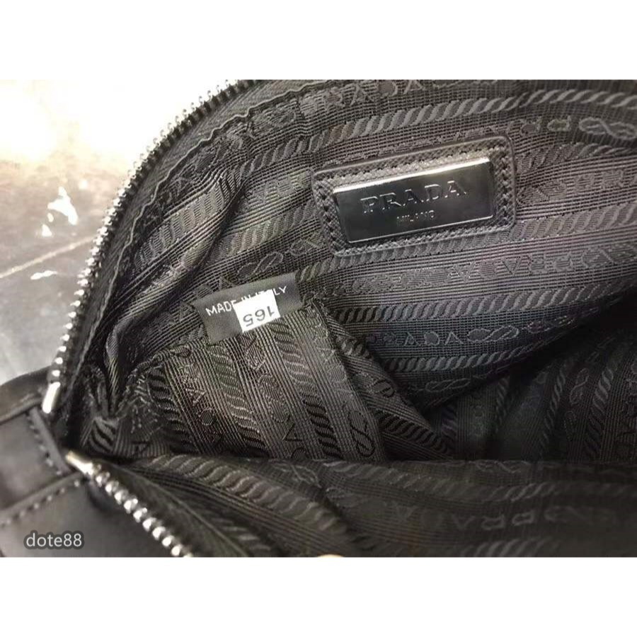 普拉達Prada三角標男士單肩包手拎包採用最新小包掛飾原版降落傘面料配原版牛皮高端大氣細節做工精緻郵差包-細節圖7