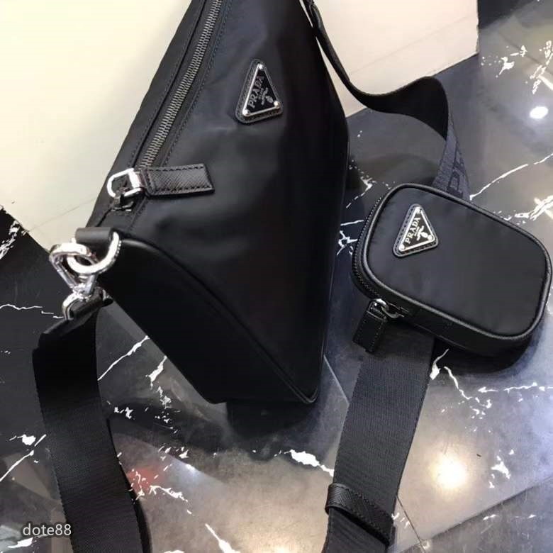 普拉達Prada三角標男士單肩包手拎包採用最新小包掛飾原版降落傘面料配原版牛皮高端大氣細節做工精緻郵差包-細節圖8