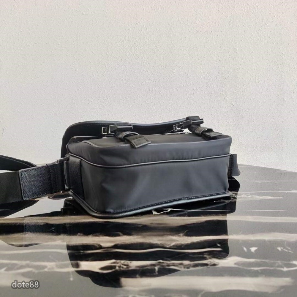 普拉達Prada三角標男女郵差包原版降落傘面料配原版牛皮設計前衛個性配有logo裝飾小袋單肩包-細節圖4