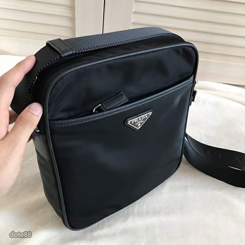 普拉達Prada三角標郵差包進口降落傘面料搭配原版牛皮 輕便舒適時尚百搭男士單肩包-細節圖2