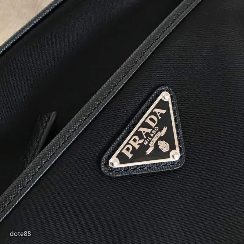 普拉達Prada三角標郵差包進口降落傘面料搭配原版牛皮 輕便舒適時尚百搭男士單肩包-細節圖3