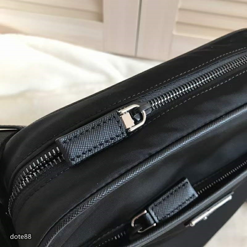 普拉達Prada三角標郵差包進口降落傘面料搭配原版牛皮 輕便舒適時尚百搭男士單肩包-細節圖4