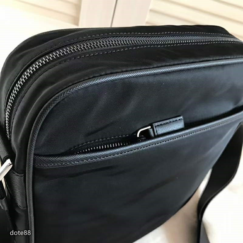 普拉達Prada三角標郵差包進口降落傘面料搭配原版牛皮 輕便舒適時尚百搭男士單肩包-細節圖5