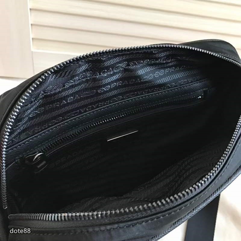 普拉達Prada三角標郵差包進口降落傘面料搭配原版牛皮 輕便舒適時尚百搭男士單肩包-細節圖6