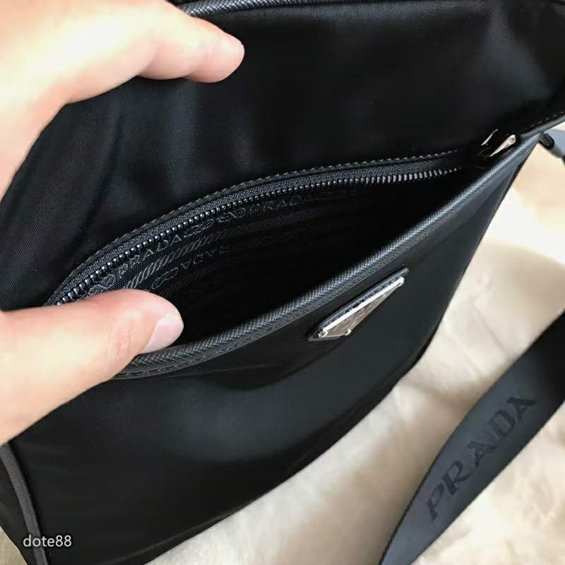 普拉達Prada三角標郵差包進口降落傘面料搭配原版牛皮 輕便舒適時尚百搭男士單肩包-細節圖9