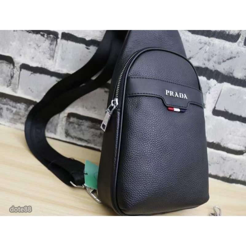 普拉達Prada三角標男士男士胸前包時尚耐用經久耐磨手感舒適大容量可裝手機充電寶-細節圖2