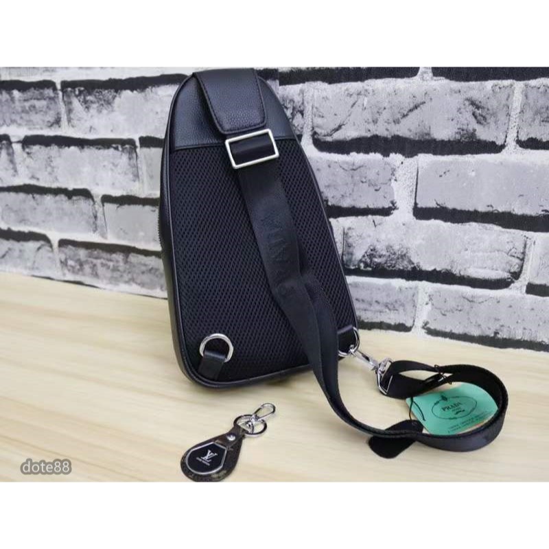 普拉達Prada三角標男士男士胸前包時尚耐用經久耐磨手感舒適大容量可裝手機充電寶-細節圖3
