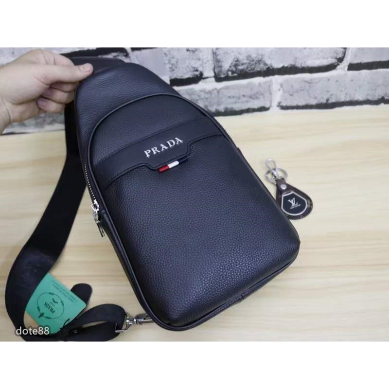 普拉達Prada三角標男士男士胸前包時尚耐用經久耐磨手感舒適大容量可裝手機充電寶-細節圖4