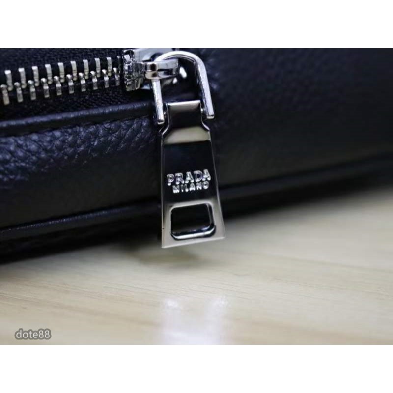 普拉達Prada三角標男士男士胸前包時尚耐用經久耐磨手感舒適大容量可裝手機充電寶-細節圖8