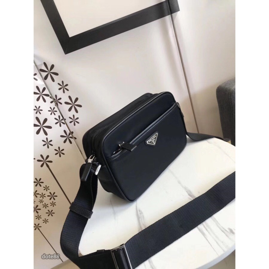 普拉達Prada三角標男士進口降落傘面料搭配原版牛皮 輕便舒適 時尚百搭大容量單肩包-細節圖2