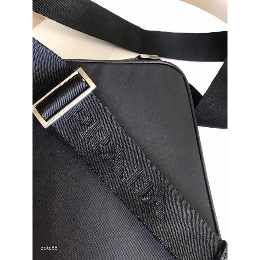 普拉達Prada三角標男士進口降落傘面料搭配原版牛皮 輕便舒適 時尚百搭大容量單肩包-細節圖3