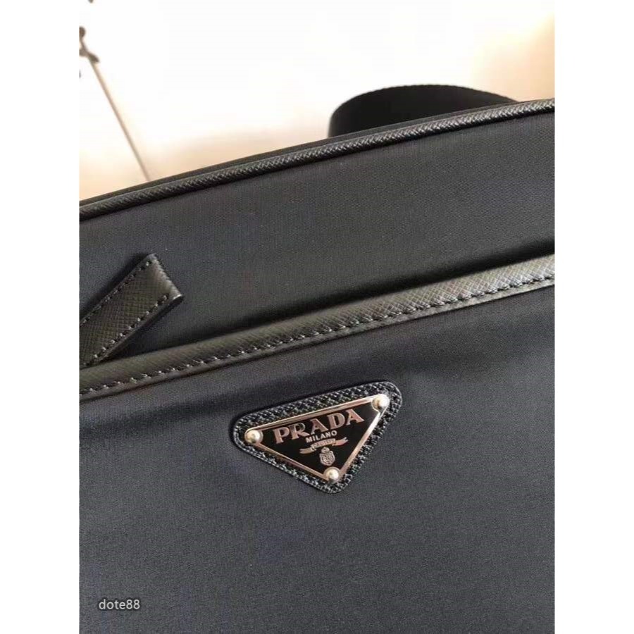 普拉達Prada三角標男士進口降落傘面料搭配原版牛皮 輕便舒適 時尚百搭大容量單肩包-細節圖4