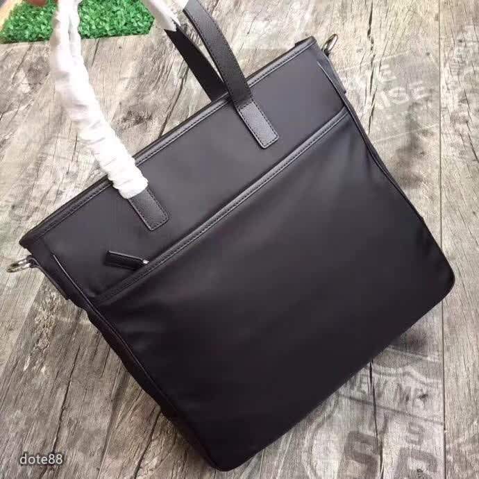 普拉達Prada三角標降落傘面料公事包牛皮進口五金配件細節做工精緻完美演繹成熟男士的一面-細節圖6