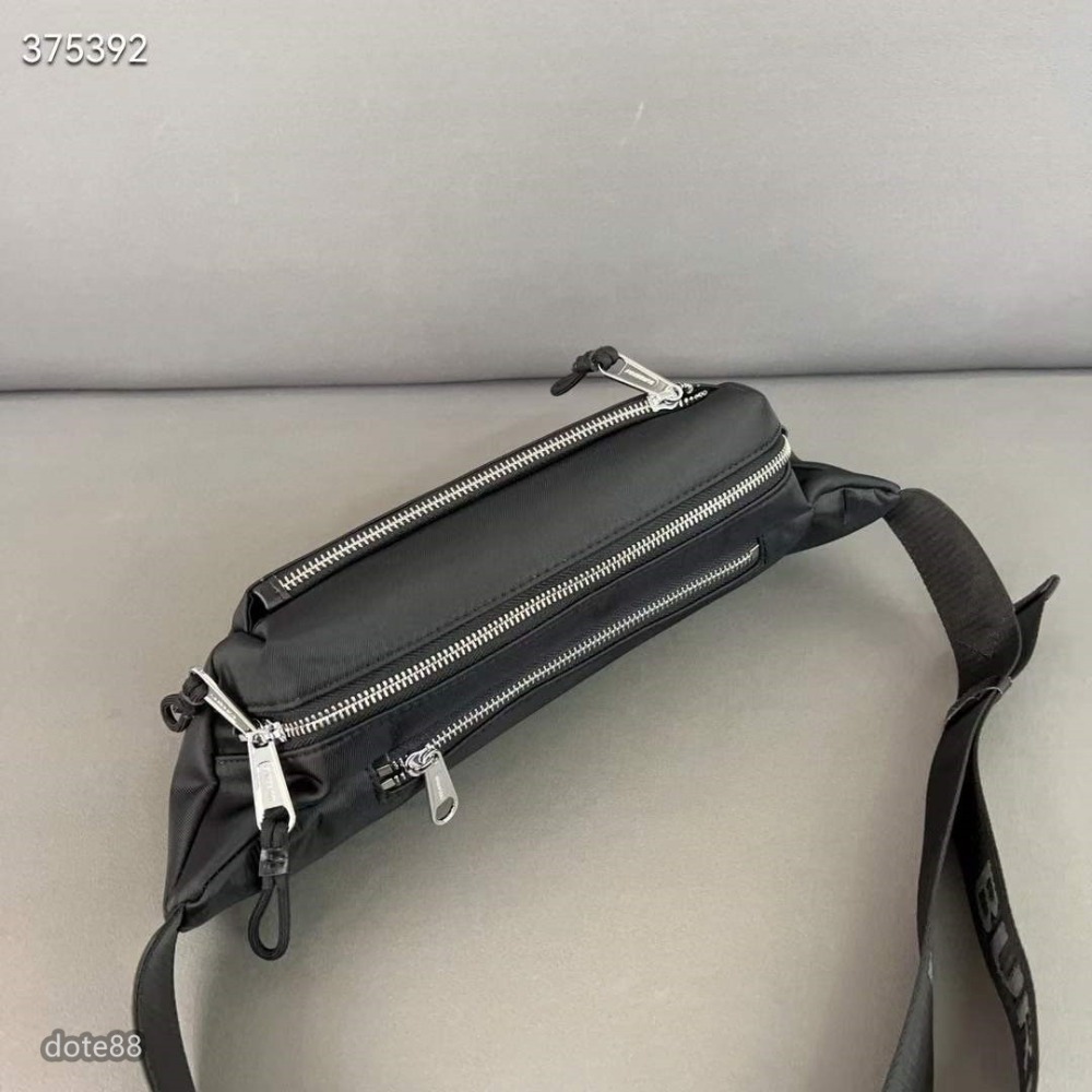 Burberry巴寶莉經典帆布胸包男女斜挎包經典Logo休閒百搭斜挎包精湛鑲嵌細工大容量裝手機充電寶休閒 運動 逛街-細節圖3