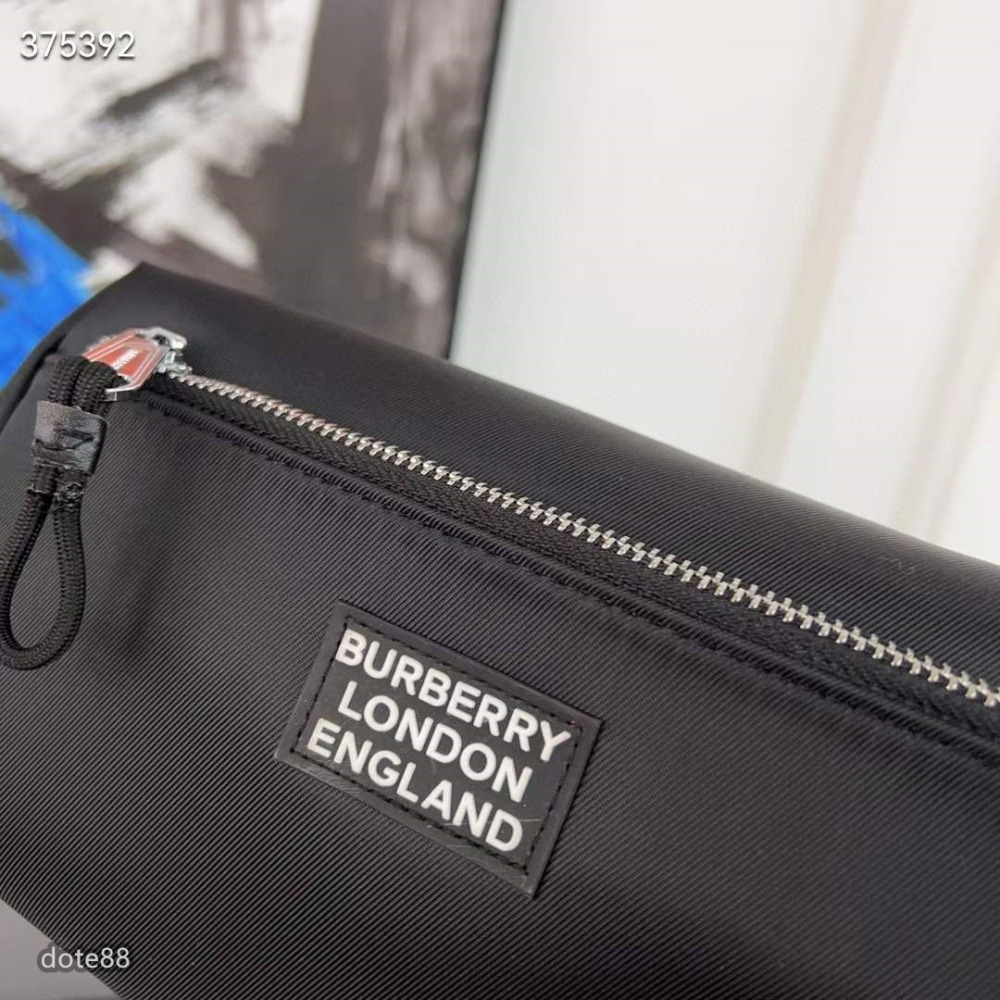 Burberry巴寶莉經典帆布胸包男女斜挎包經典Logo休閒百搭斜挎包精湛鑲嵌細工大容量裝手機充電寶休閒 運動 逛街-細節圖6