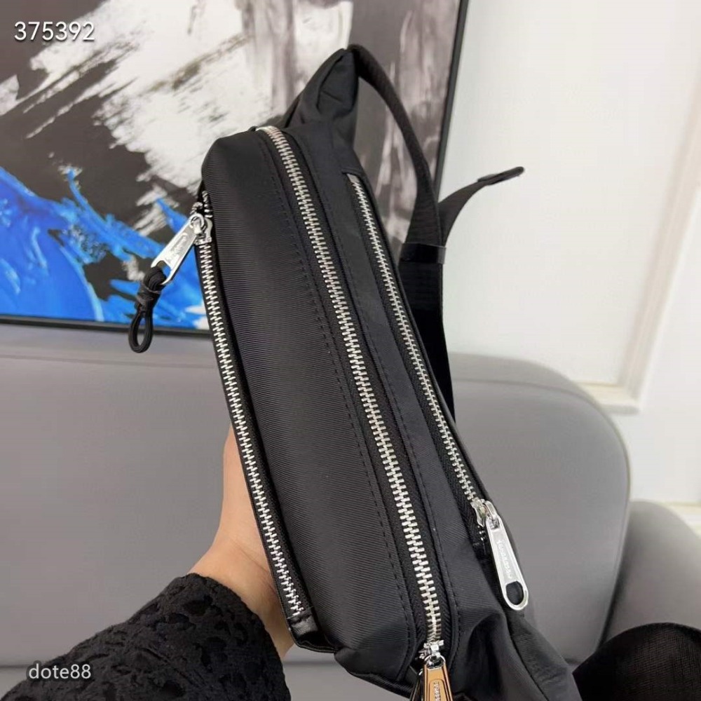 Burberry巴寶莉經典帆布胸包男女斜挎包經典Logo休閒百搭斜挎包精湛鑲嵌細工大容量裝手機充電寶休閒 運動 逛街-細節圖7