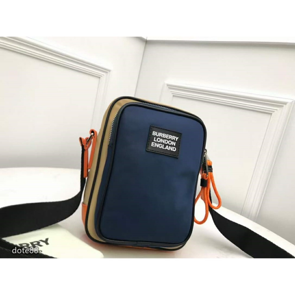 Burberry巴寶莉精巧的相機包借鑒九十年代街頭風格飾有立體矽膠徽標飾牌尼龍材質打造可用背帶斜挎或系肩背包出門必備-細節圖2
