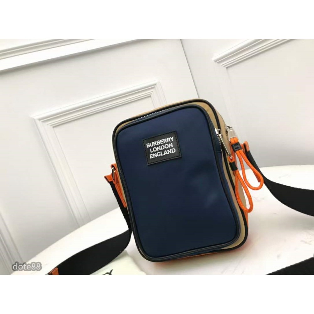Burberry巴寶莉精巧的相機包借鑒九十年代街頭風格飾有立體矽膠徽標飾牌尼龍材質打造可用背帶斜挎或系肩背包出門必備-細節圖3