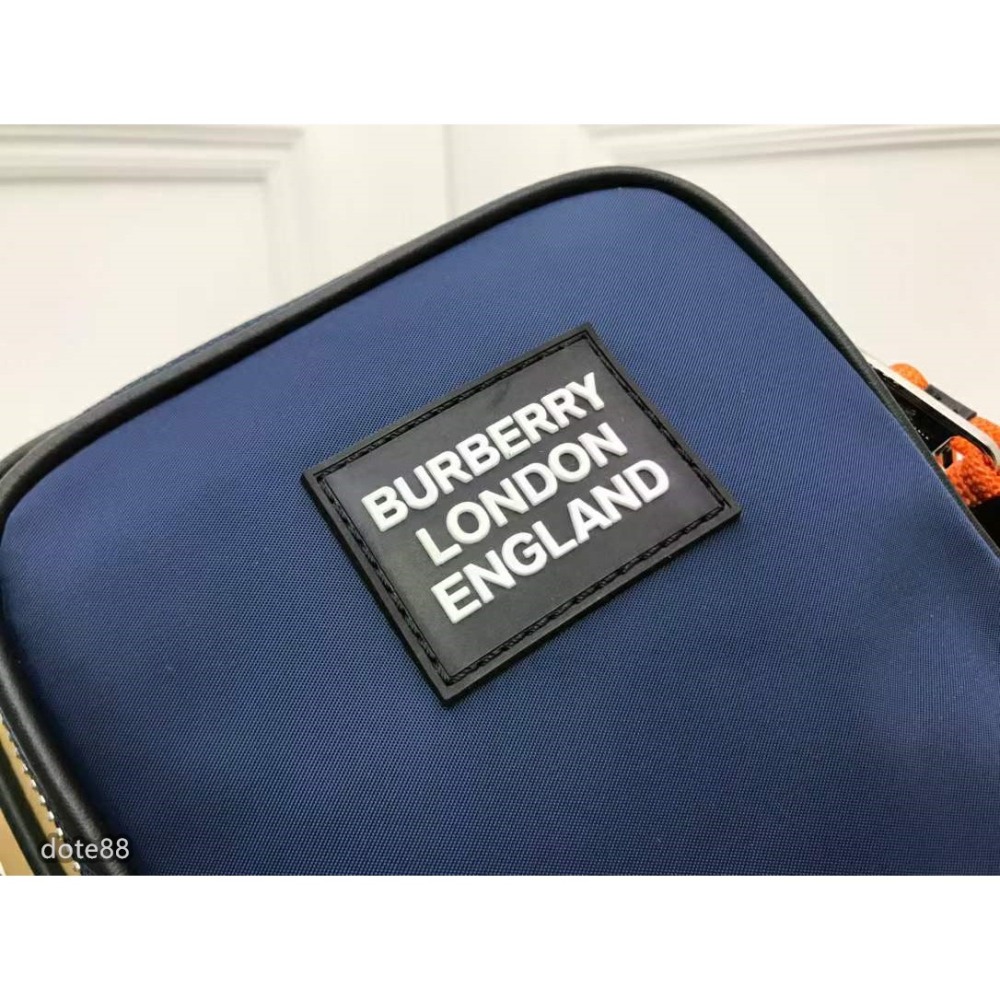 Burberry巴寶莉精巧的相機包借鑒九十年代街頭風格飾有立體矽膠徽標飾牌尼龍材質打造可用背帶斜挎或系肩背包出門必備-細節圖4