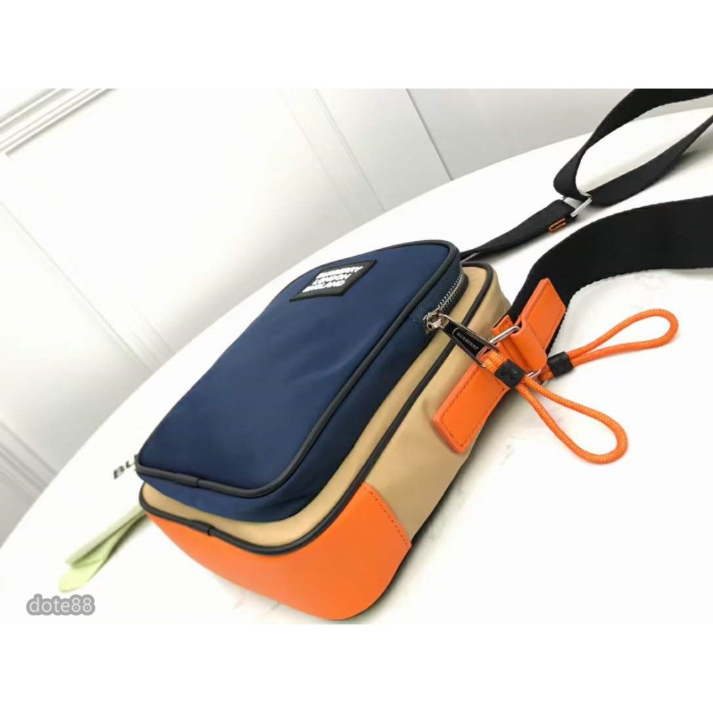 Burberry巴寶莉精巧的相機包借鑒九十年代街頭風格飾有立體矽膠徽標飾牌尼龍材質打造可用背帶斜挎或系肩背包出門必備-細節圖5