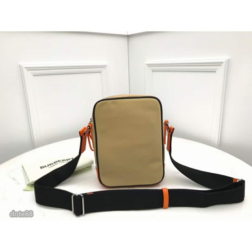 Burberry巴寶莉精巧的相機包借鑒九十年代街頭風格飾有立體矽膠徽標飾牌尼龍材質打造可用背帶斜挎或系肩背包出門必備-細節圖6