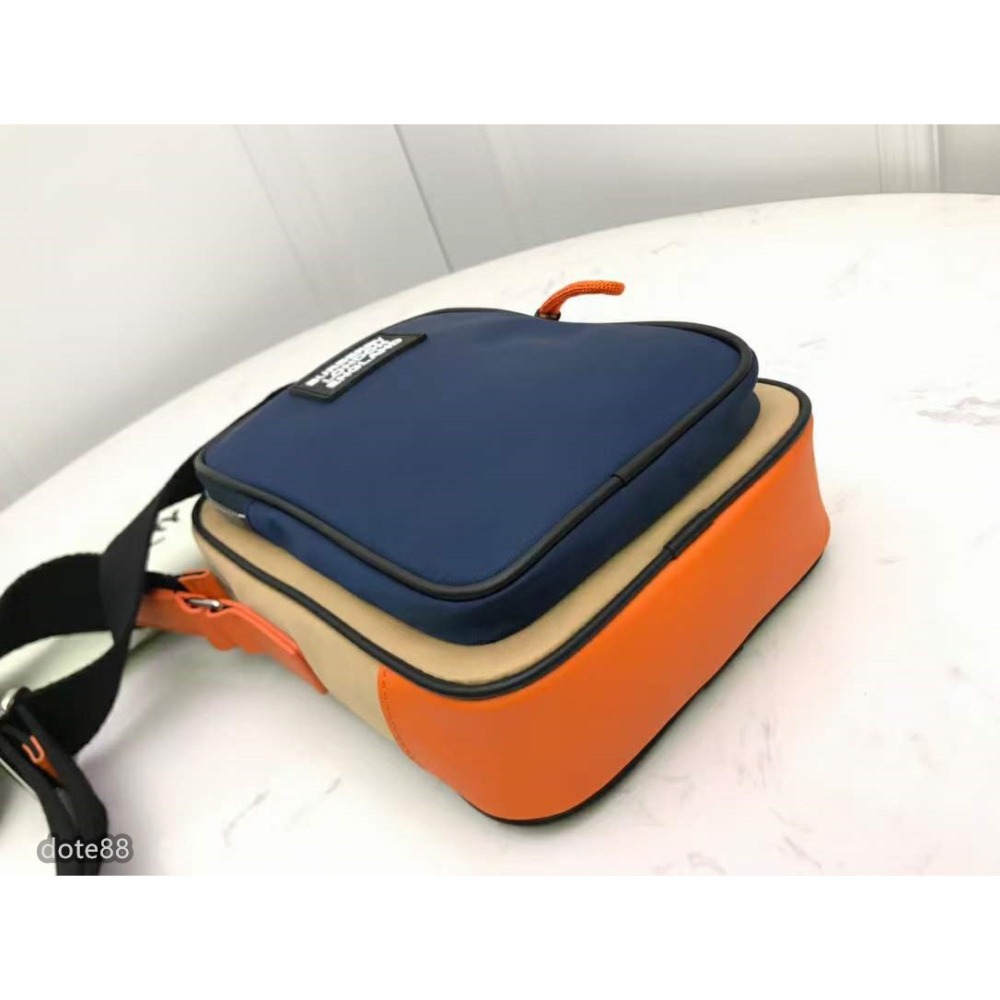 Burberry巴寶莉精巧的相機包借鑒九十年代街頭風格飾有立體矽膠徽標飾牌尼龍材質打造可用背帶斜挎或系肩背包出門必備-細節圖7