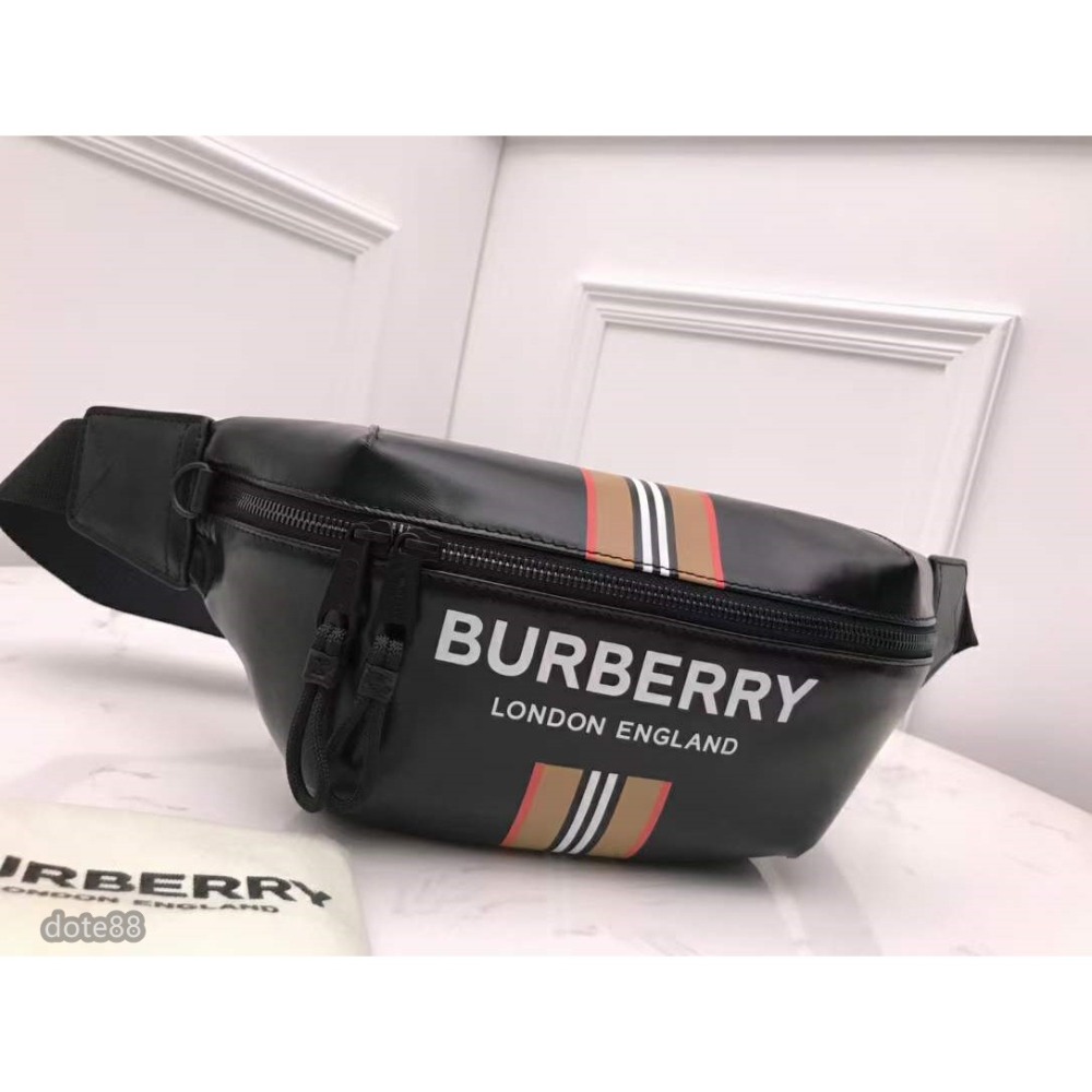 Burberry巴寶莉借鑒九十年代街頭風格煥新選用亮澤感塗層帆布打造印有品牌徽標與標誌性條紋可用包帶斜背或系於腰部-細節圖2