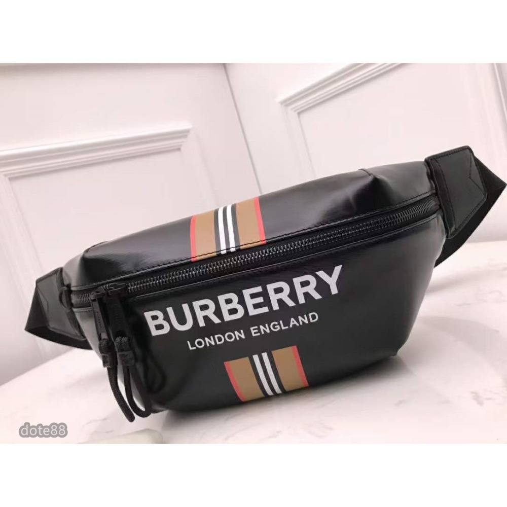 Burberry巴寶莉借鑒九十年代街頭風格煥新選用亮澤感塗層帆布打造印有品牌徽標與標誌性條紋可用包帶斜背或系於腰部-細節圖3