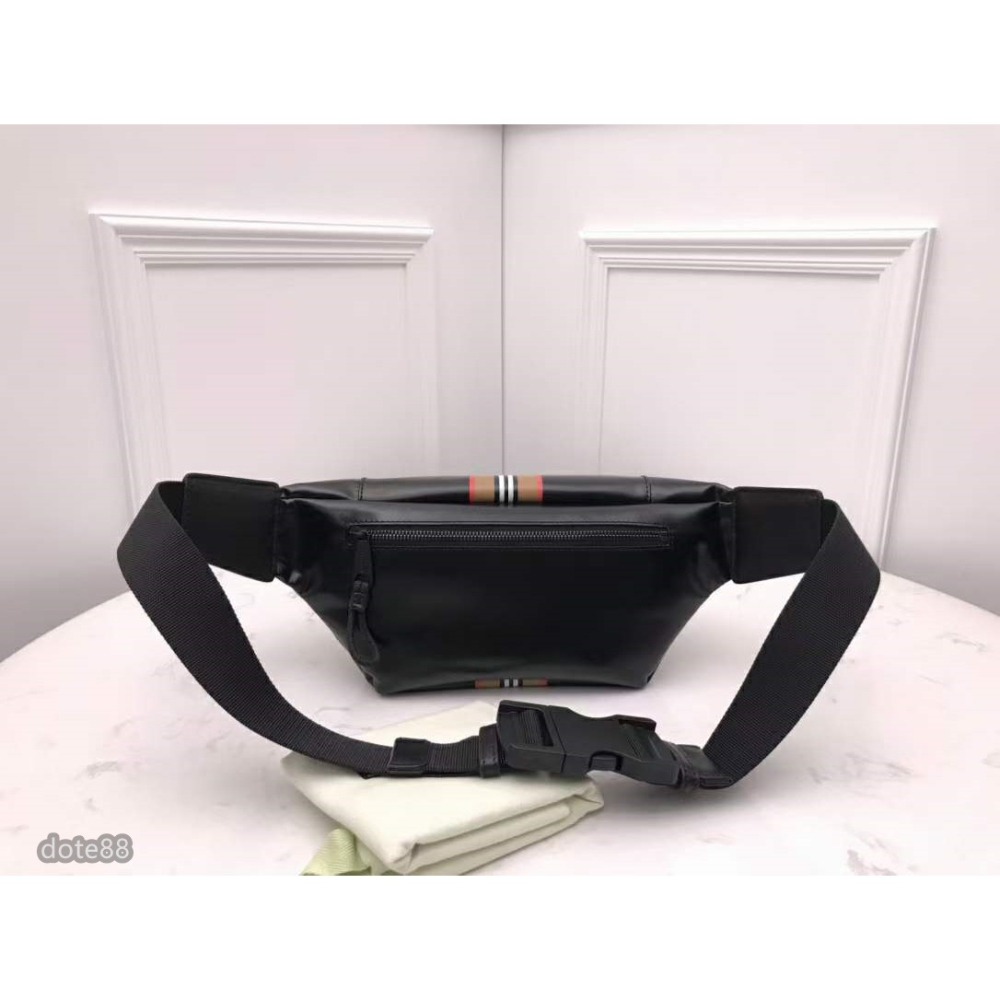 Burberry巴寶莉借鑒九十年代街頭風格煥新選用亮澤感塗層帆布打造印有品牌徽標與標誌性條紋可用包帶斜背或系於腰部-細節圖4