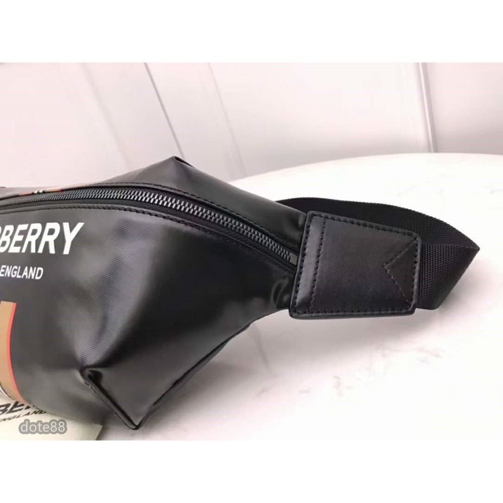 Burberry巴寶莉借鑒九十年代街頭風格煥新選用亮澤感塗層帆布打造印有品牌徽標與標誌性條紋可用包帶斜背或系於腰部-細節圖5