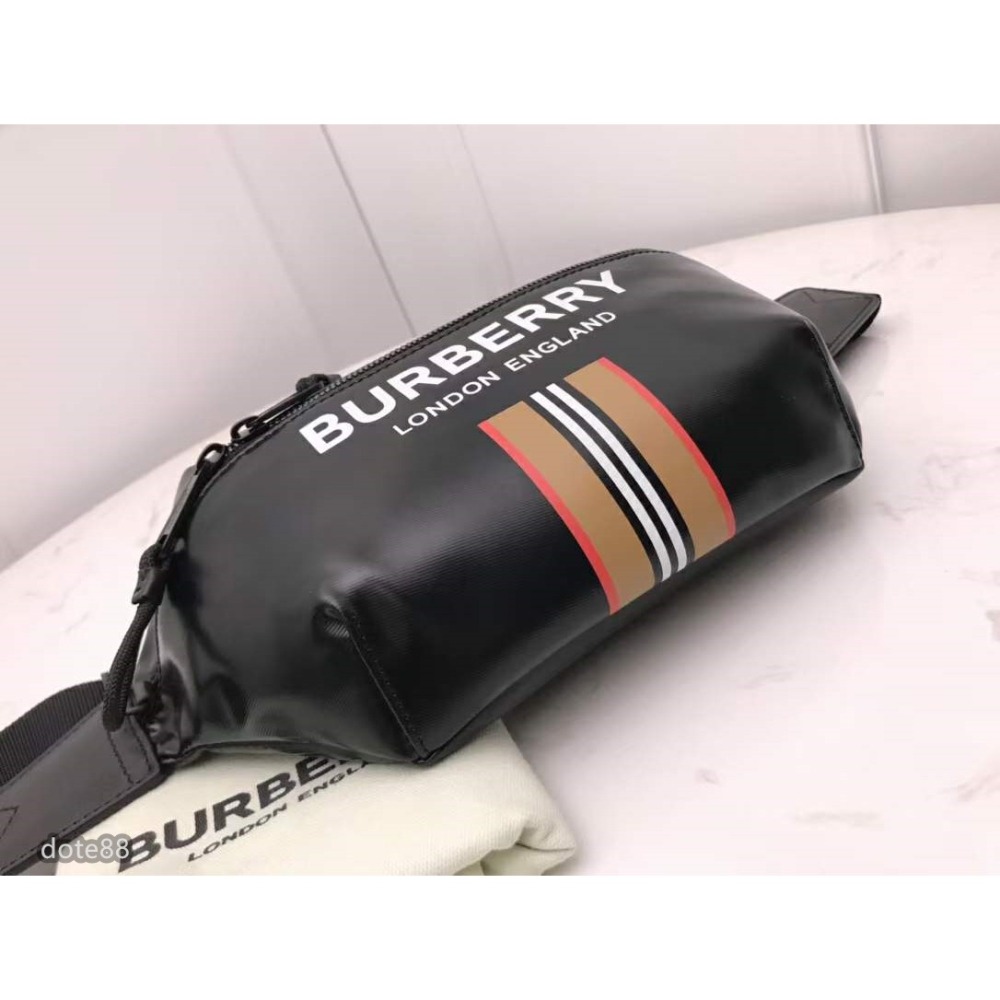 Burberry巴寶莉借鑒九十年代街頭風格煥新選用亮澤感塗層帆布打造印有品牌徽標與標誌性條紋可用包帶斜背或系於腰部-細節圖6