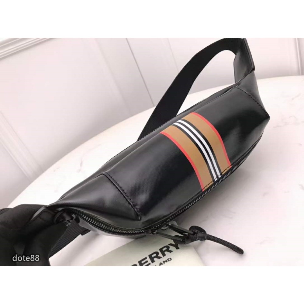 Burberry巴寶莉借鑒九十年代街頭風格煥新選用亮澤感塗層帆布打造印有品牌徽標與標誌性條紋可用包帶斜背或系於腰部-細節圖7