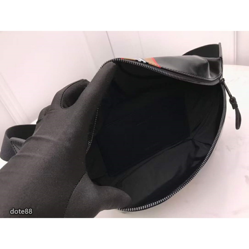 Burberry巴寶莉借鑒九十年代街頭風格煥新選用亮澤感塗層帆布打造印有品牌徽標與標誌性條紋可用包帶斜背或系於腰部-細節圖8