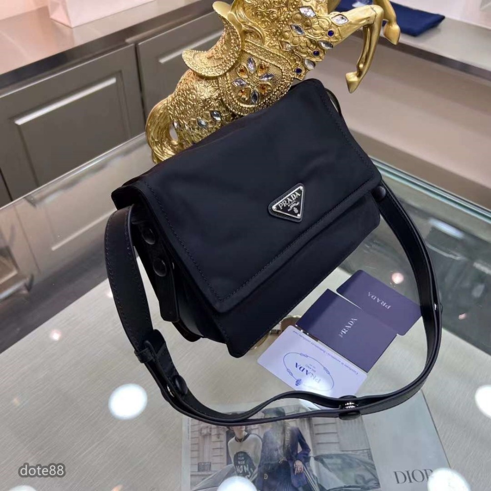 Prada普拉達單肩包實用輕便又好看容量超級大可拆卸可調式全皮背帶空間寬大的內部隔層大容量包包可裝充電寶手機節日禮物-細節圖2