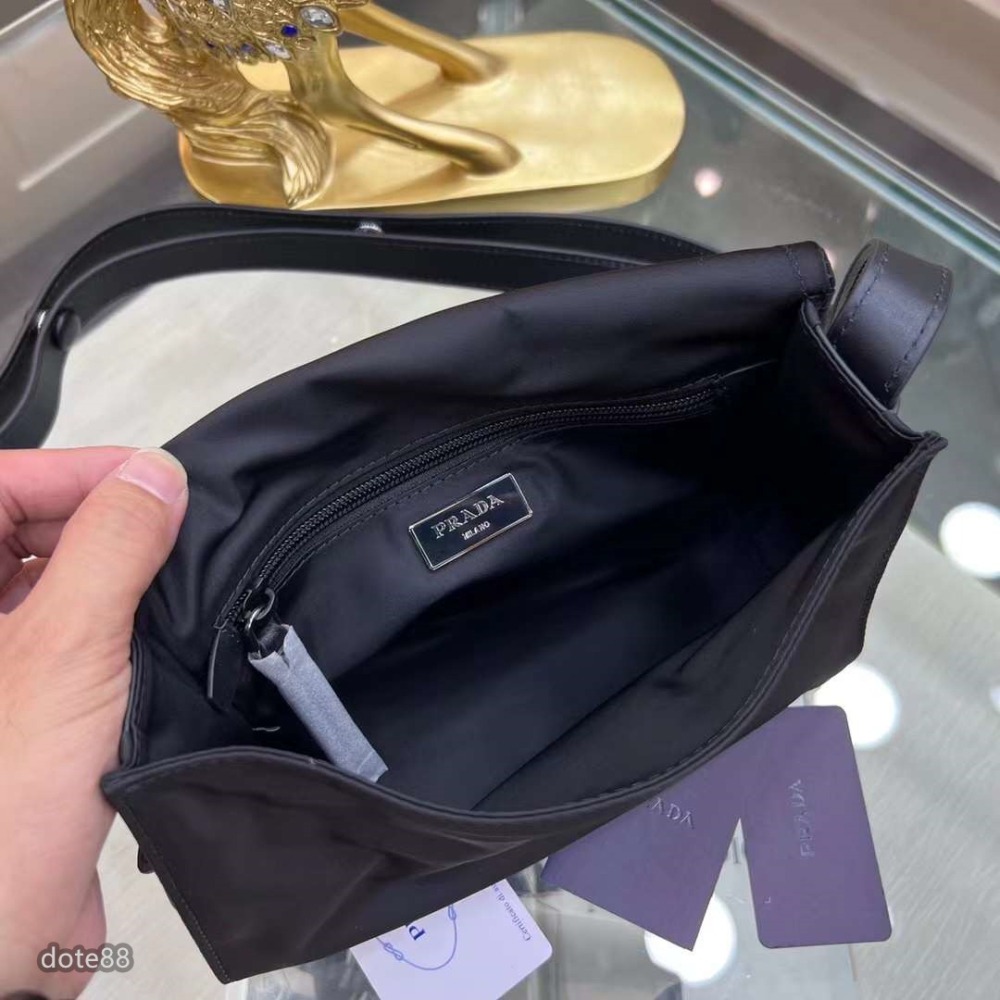 Prada普拉達單肩包實用輕便又好看容量超級大可拆卸可調式全皮背帶空間寬大的內部隔層大容量包包可裝充電寶手機節日禮物-細節圖4