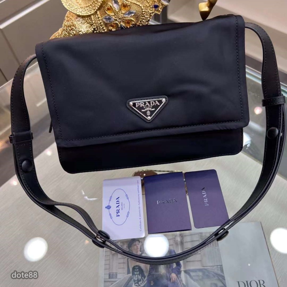 Prada普拉達單肩包實用輕便又好看容量超級大可拆卸可調式全皮背帶空間寬大的內部隔層大容量包包可裝充電寶手機節日禮物-細節圖7