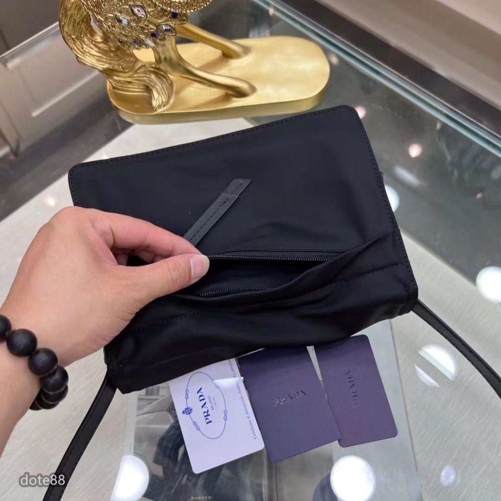 Prada普拉達單肩包實用輕便又好看容量超級大可拆卸可調式全皮背帶空間寬大的內部隔層大容量包包可裝充電寶手機節日禮物-細節圖9