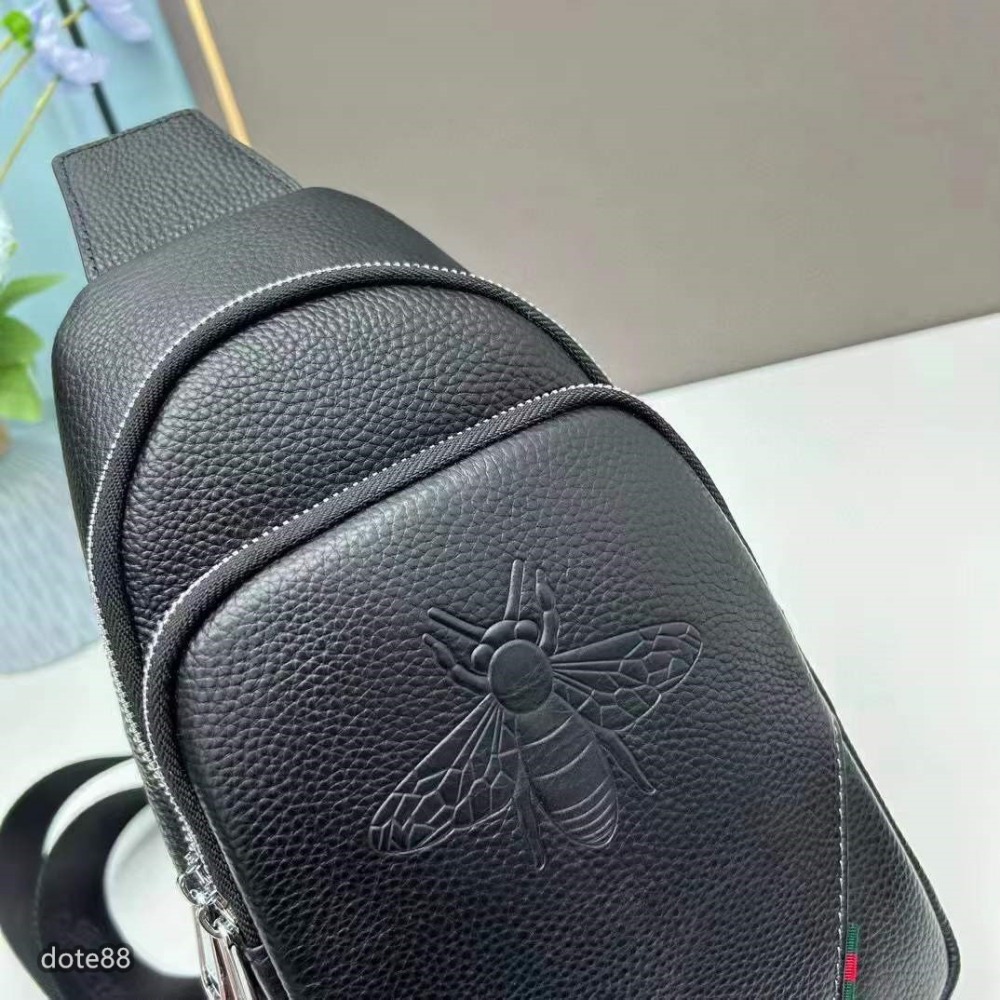 GUCCI古馳頭層牛皮胸包，小蜜蜂突現時尚感，手感好面料舒，超級實用單肩包休閒 運動 逛街裝手機耳機 節日生日禮物-細節圖8