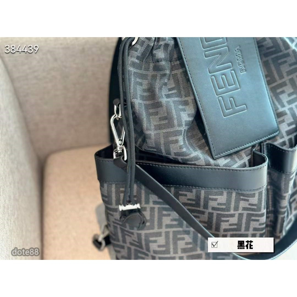 芬迪Fendi新配色雙肩包老花背包容量大超輕便時尚百搭休閒  逛街生日禮物大容量 裝手機充電寶 書包百搭簡約潮流-細節圖2