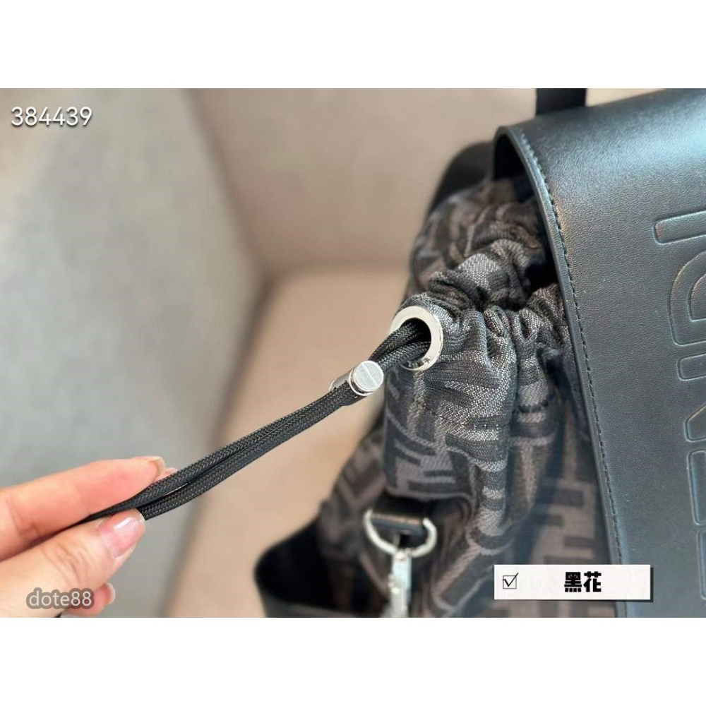 芬迪Fendi新配色雙肩包老花背包容量大超輕便時尚百搭休閒  逛街生日禮物大容量 裝手機充電寶 書包百搭簡約潮流-細節圖5