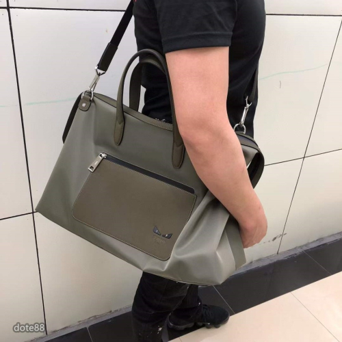芬迪Fendi小怪獸旅行包手提袋手提包容量很足放現金手機電腦經典設計百搭時尚時尚潮流進口防水料休閒出門必備簡約百搭潮男
