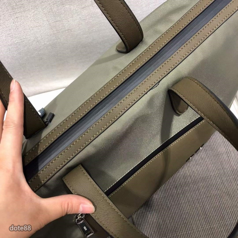 芬迪Fendi小怪獸旅行包手提袋手提包容量很足放現金手機電腦經典設計百搭時尚時尚潮流進口防水料休閒出門必備簡約百搭潮男-細節圖7