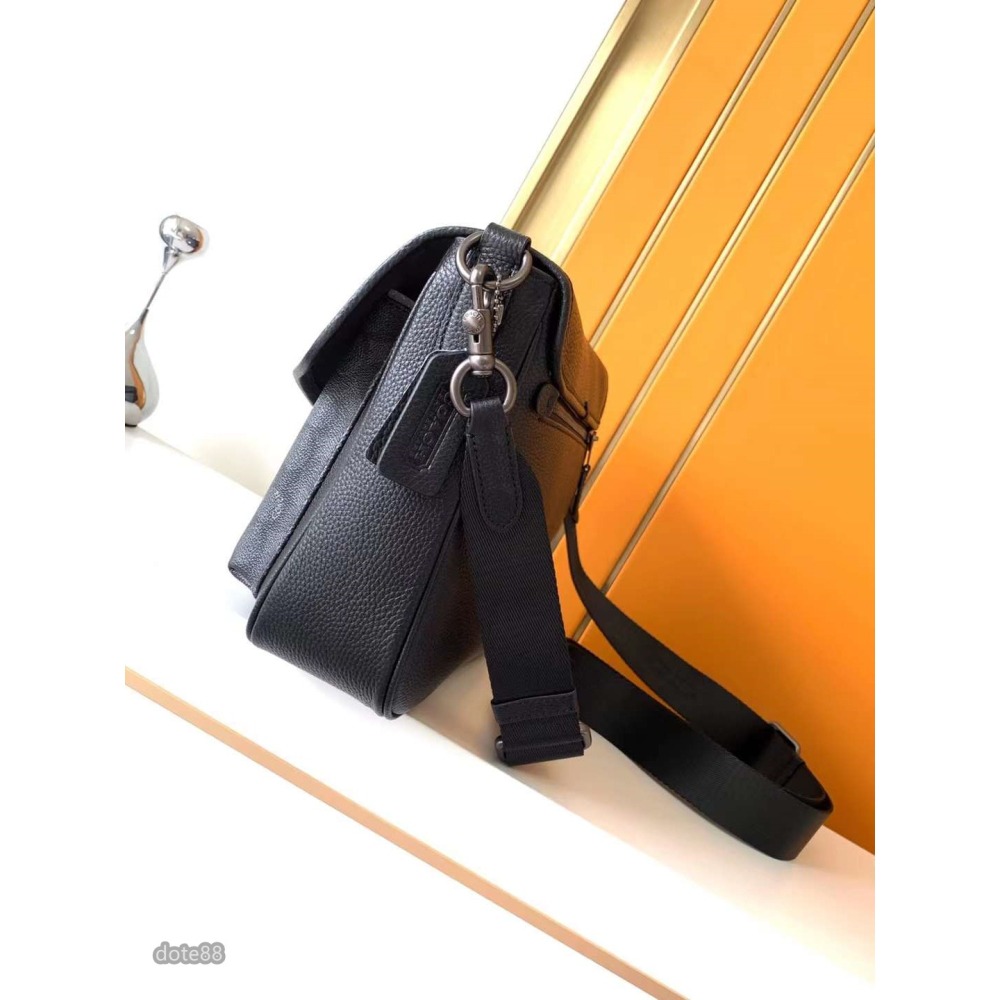 coach蔻馳黑色男士單肩包郵差包大容量輕便實用拉鍊袋磁鐵吸扣出門必備百搭有型簡約時尚潮流休閒逛街生日禮物情人節禮物-細節圖2