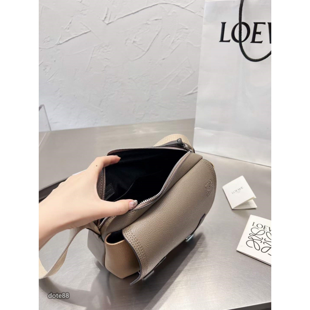 Loewe Buckle Tote單肩包簡約大氣可調節肩帶耐磨耐用大容量有夾層實用出門必備簡約時尚潮流行休閒逛街禮物-細節圖8