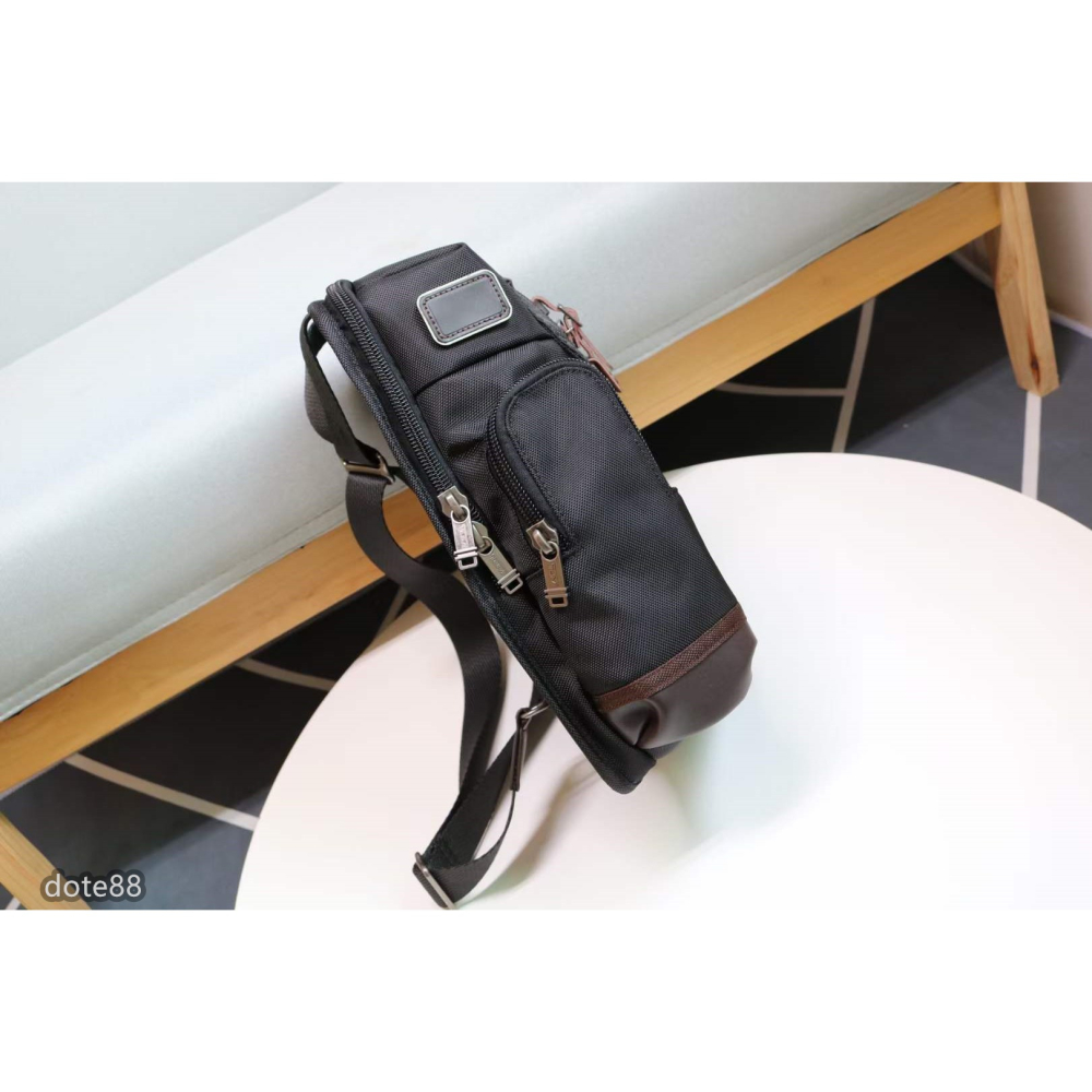 【Tumi】途米彈導尼龍男士斜挎胸包單肩包胸包手機包錢包送禮物耐磨耐用簡便實用大容量有夾層輕便實用出門必備簡約時尚-細節圖2