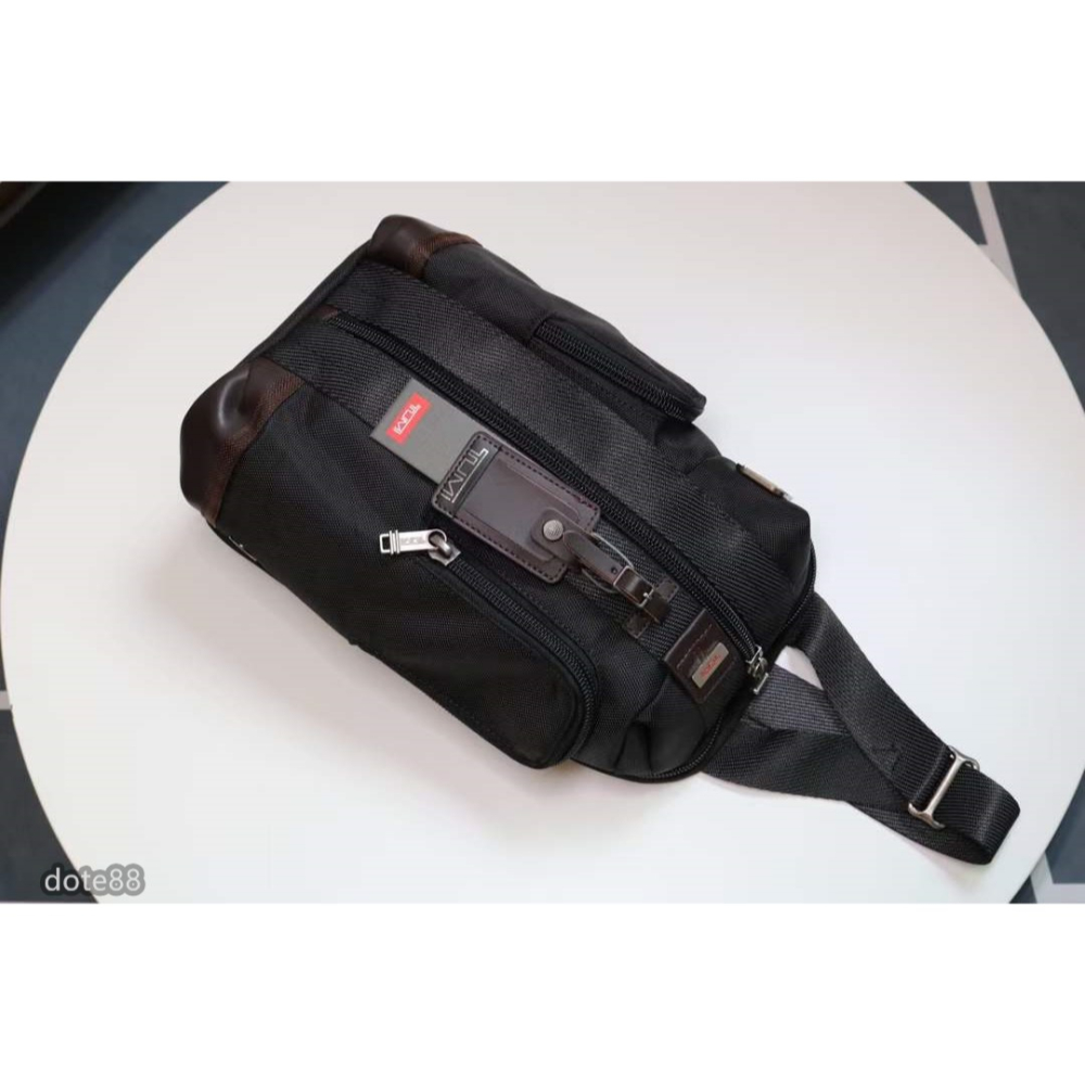 【Tumi】途米彈導尼龍男士斜挎胸包單肩包胸包手機包錢包送禮物耐磨耐用簡便實用大容量有夾層輕便實用出門必備簡約時尚-細節圖3