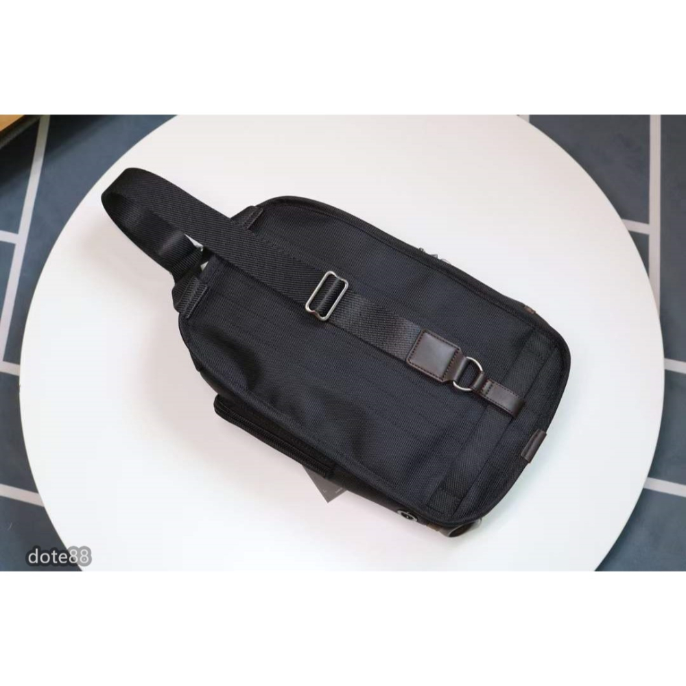 【Tumi】途米彈導尼龍男士斜挎胸包單肩包胸包手機包錢包送禮物耐磨耐用簡便實用大容量有夾層輕便實用出門必備簡約時尚-細節圖4